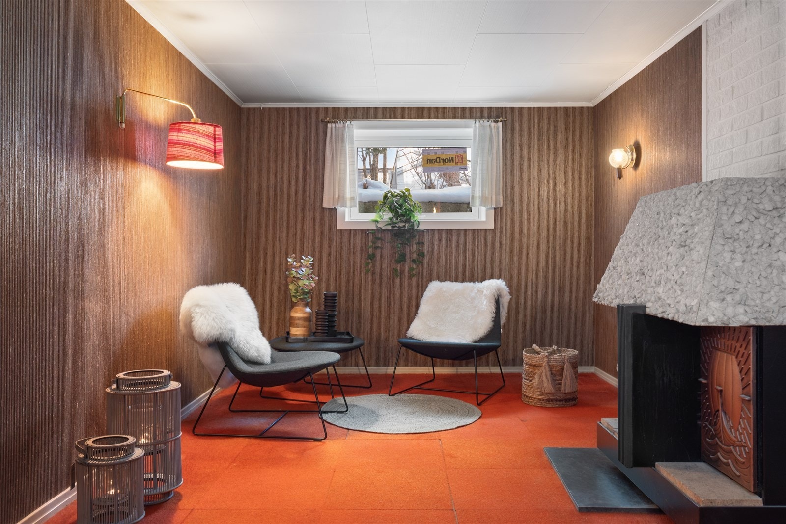 Kjellerstue. (Både på kjellerstua og soverommet nede er det helt nylig satt inn nye vinduer samt gitt ferdigattest for bruksendring). Galleribilde