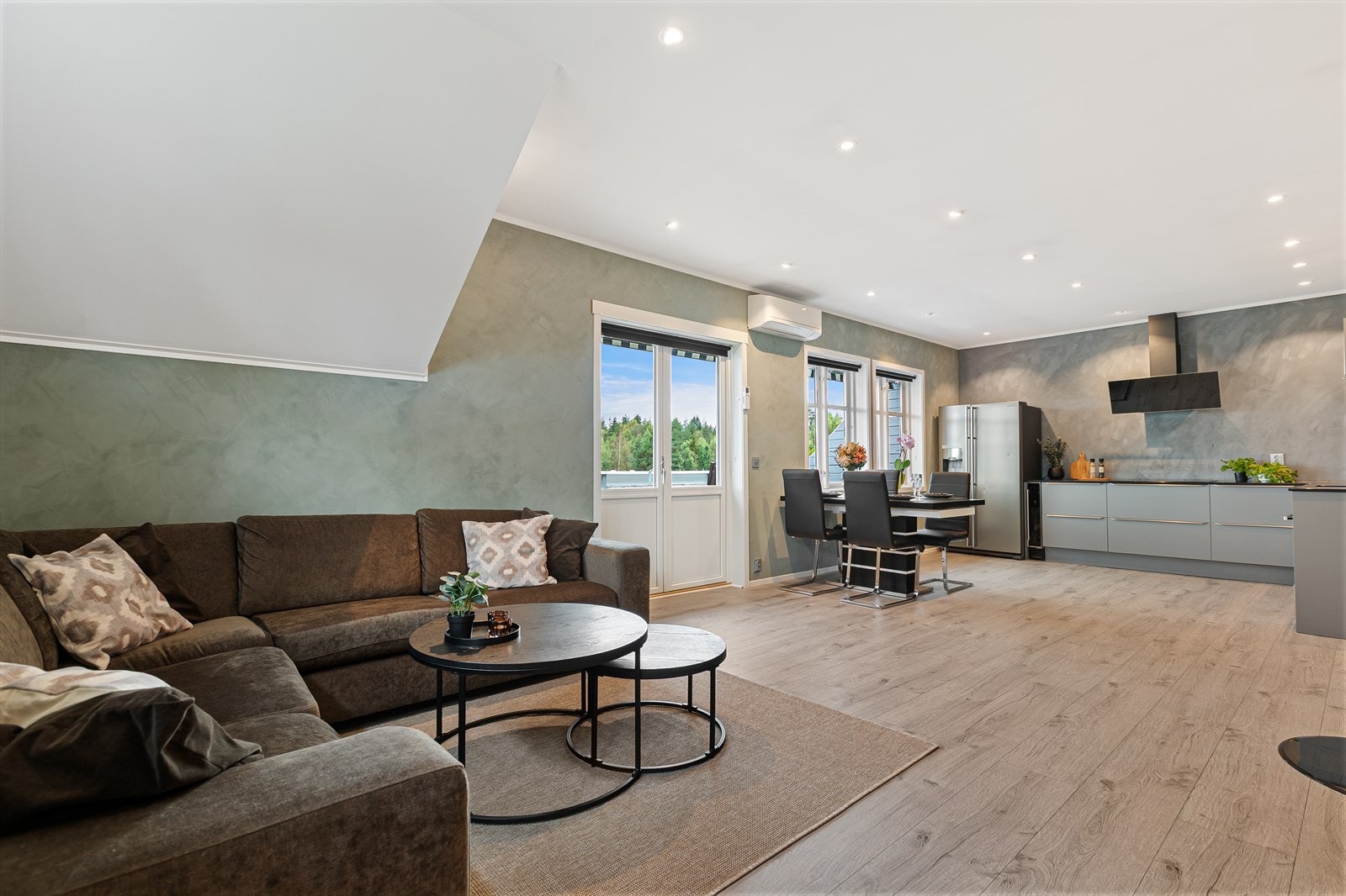 Velkommen til Hauerseterkvartalet 6! Her ser vi leilighetens åpne stue- og kjøkkenløsning, et sosialt og sentralt rom. Galleribilde