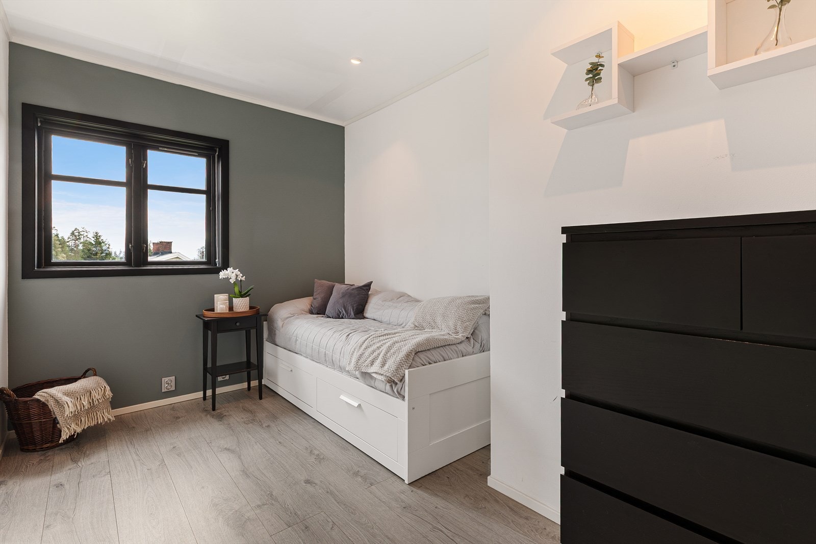 Det andre soverommet passer godt som barnerom, gjesterom eller kontor. Galleribilde