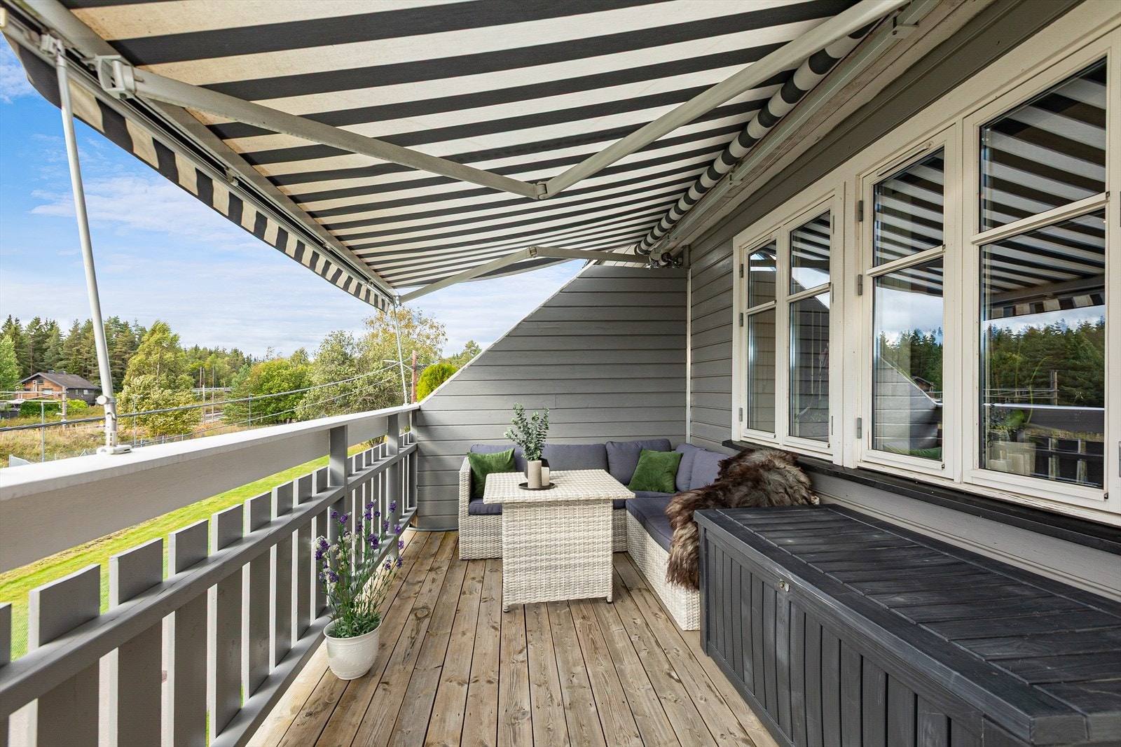 Fra stuen er det utgang til en romslig terrasse på 17 m², med god plass for en sittegruppe. Galleribilde