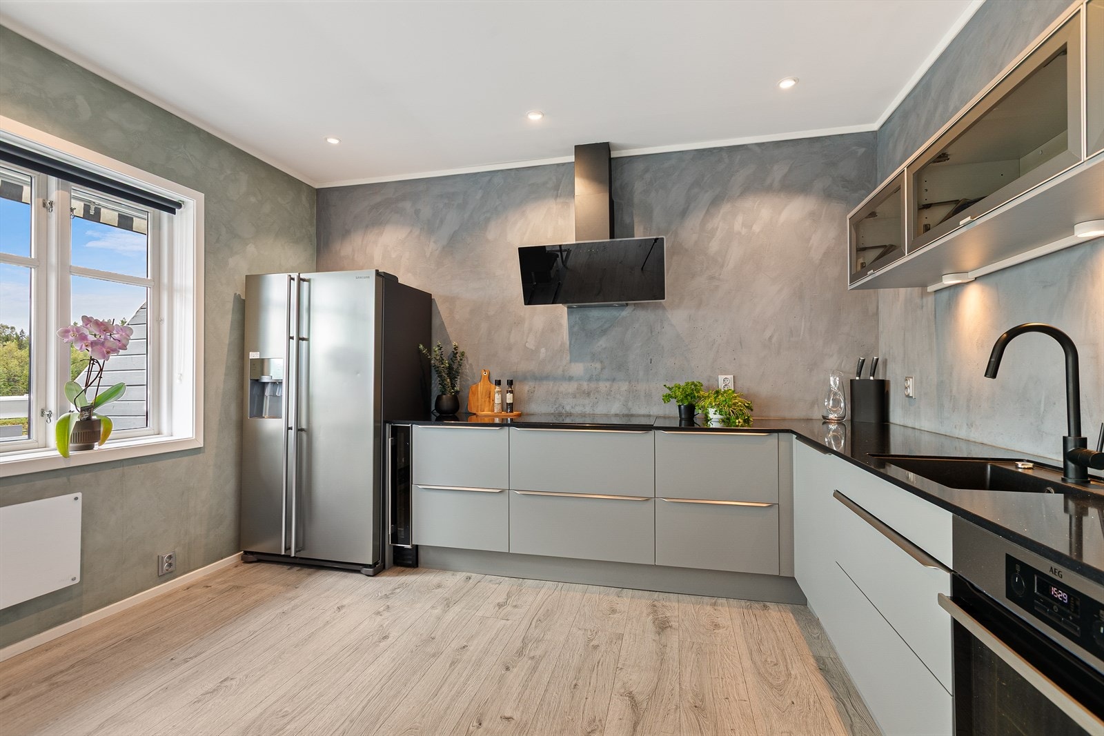 Innredningen har glatte fronter og en slitesterk benkeplate i stein. Galleribilde