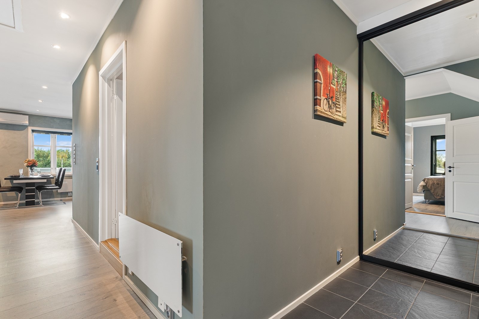 Fra gangen ledes du videre inn mot leilighetens sosiale sone. Galleribilde