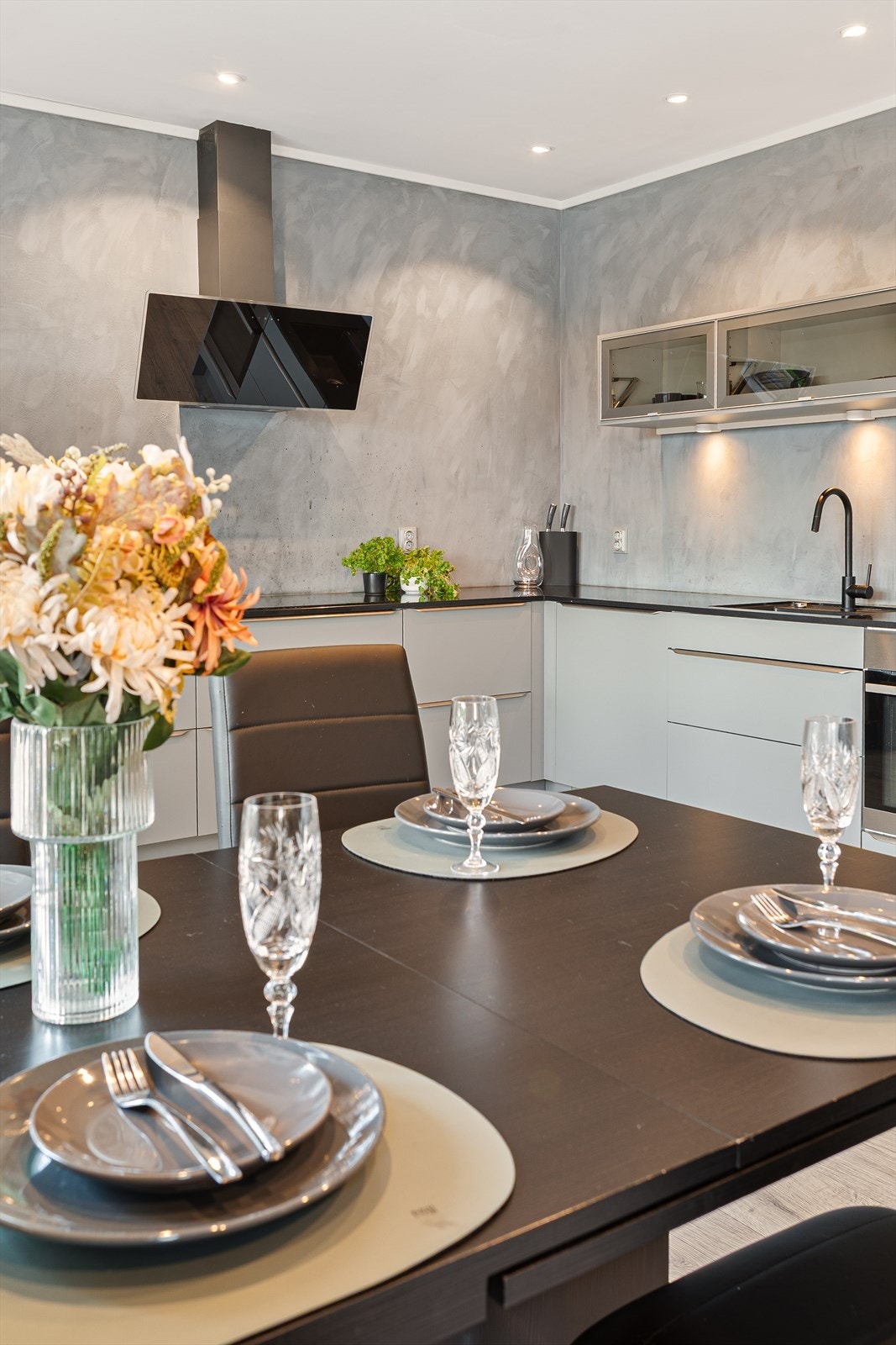 Spiseplassen er naturlig plassert mellom kjøkkenet og stuen, med plass til et stort spisebord. Galleribilde