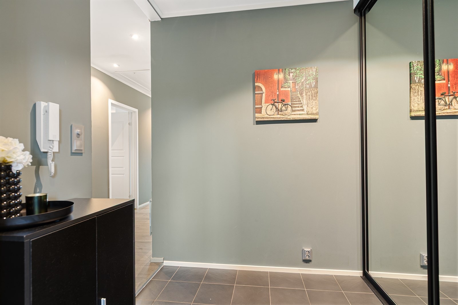 Gangen har også en praktisk bod for ekstra lagringsplass. Galleribilde