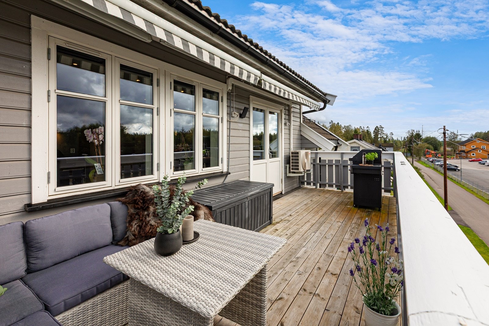 Her er det rikelig med plass for både grill og utemøbler. Galleribilde