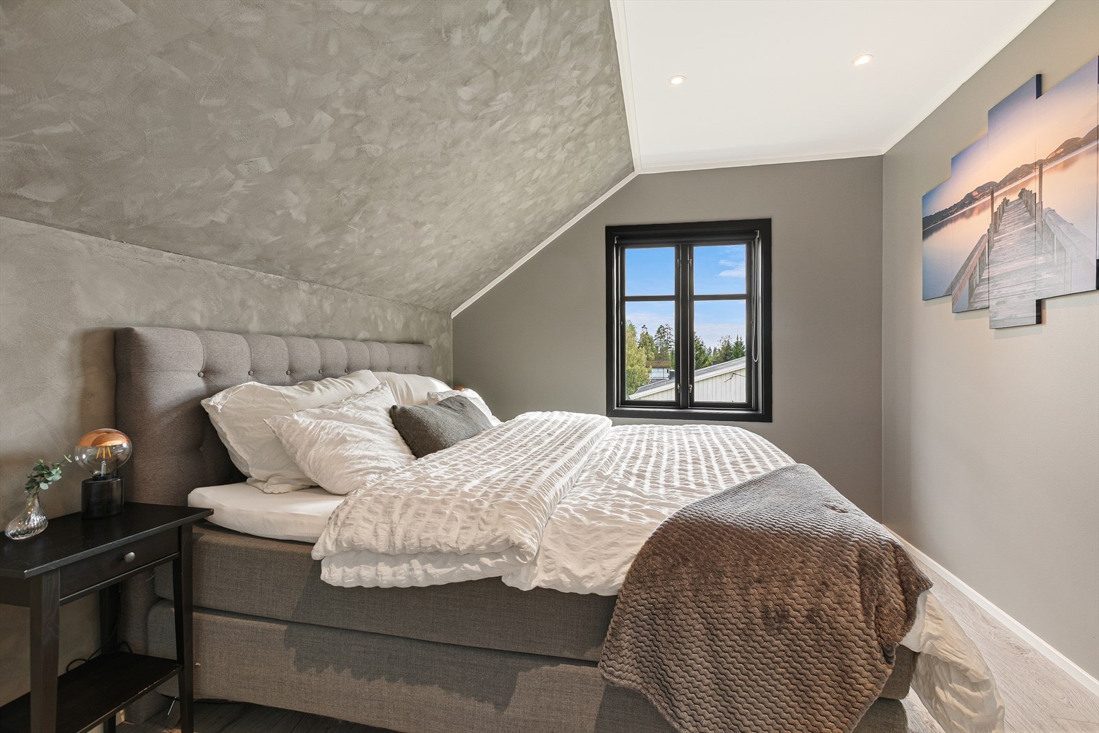 Leiligheten har to soverom. Dette er hovedsoverommet, med god plass til dobbeltseng. Galleribilde
