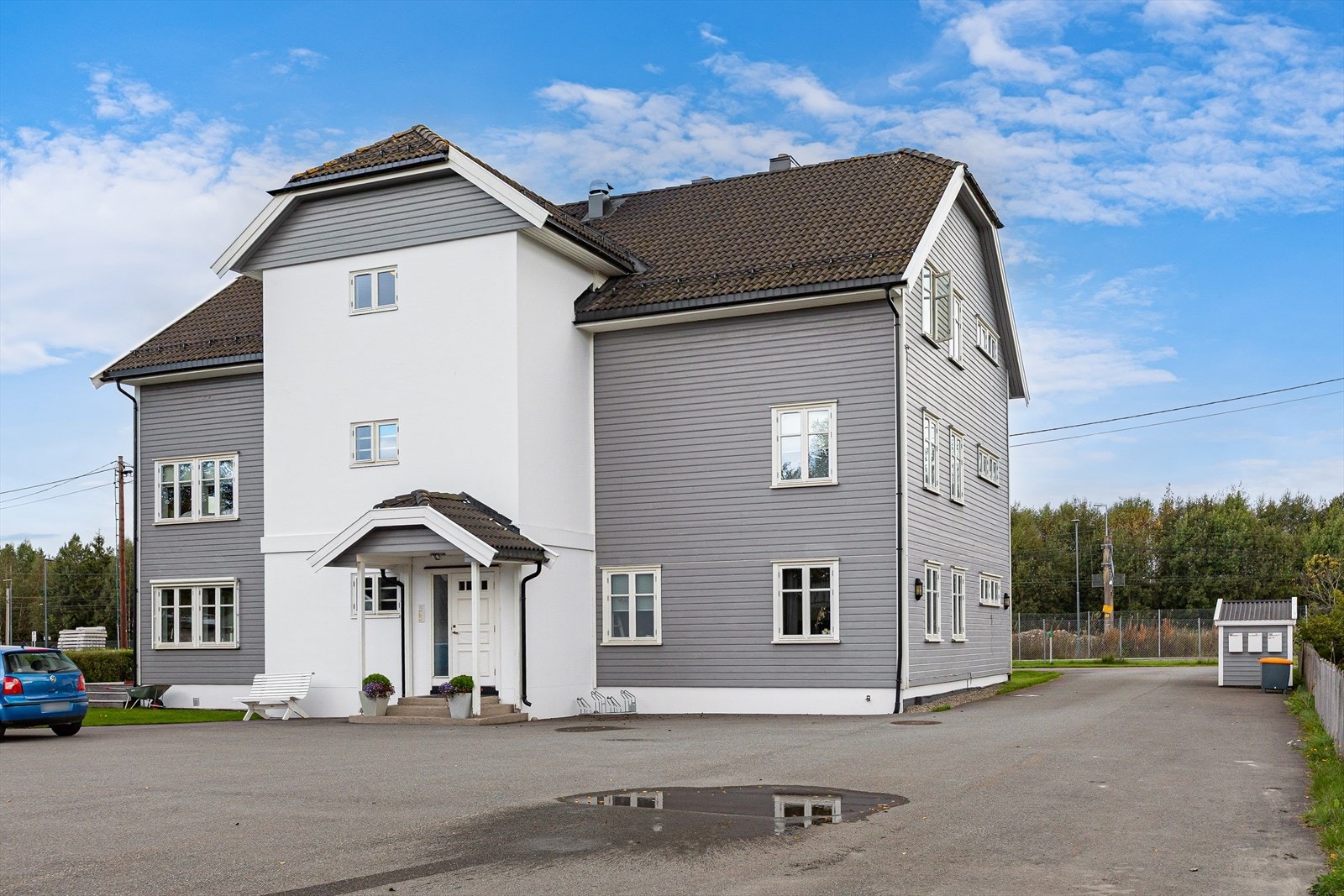 Boligbygget er fra 2007, med veggkonstruksjon av tre kledd med trekledning. Galleribilde