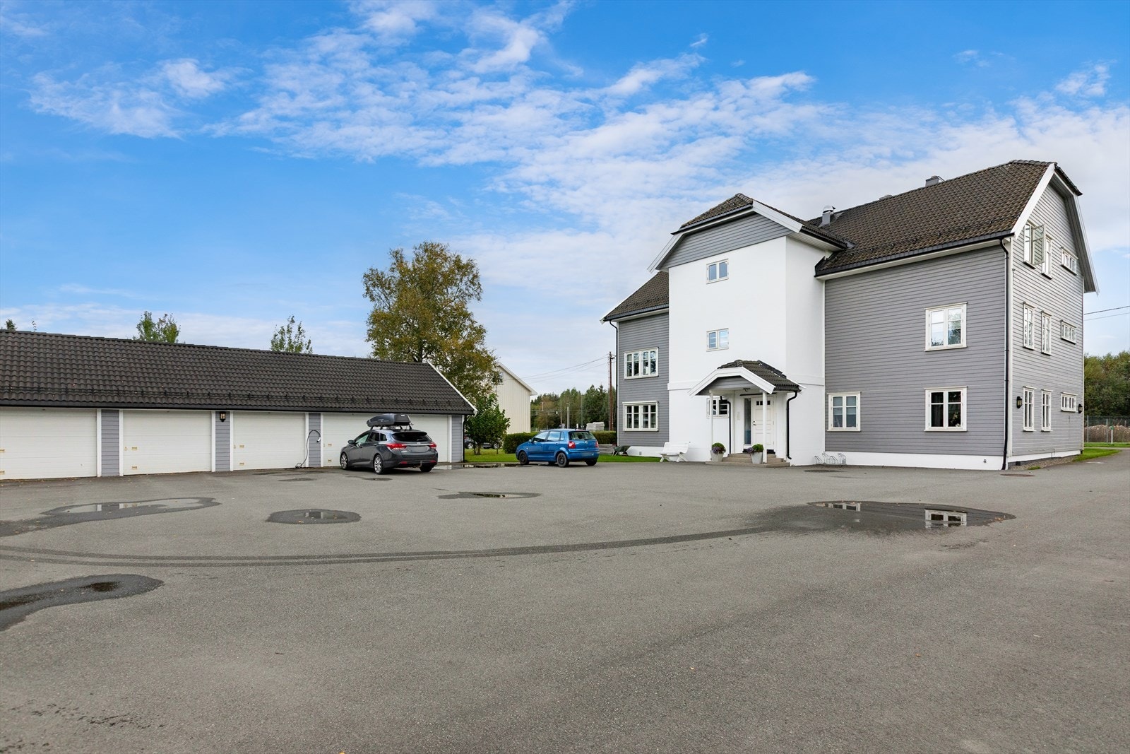 Eiendommen har en flat tomt med parkeringsareal og adkomst via private stikkveier. Galleribilde