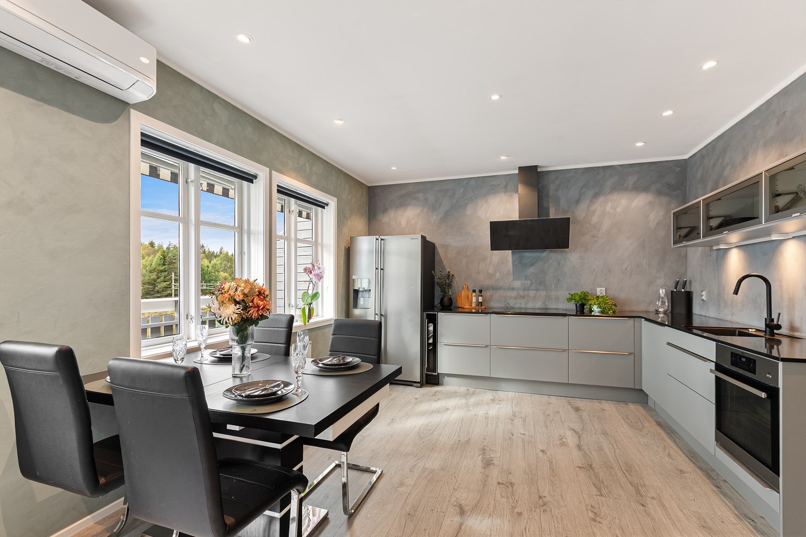 Kjøkkenet har en praktisk utforming med god benkeplass og integrerte hvitevarer. Galleribilde