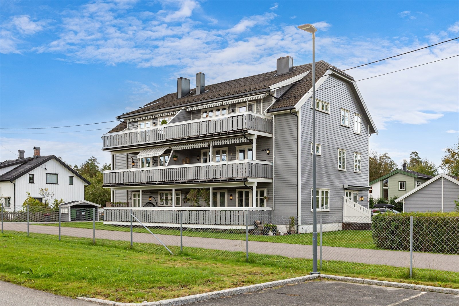 Bygningen har et halvvalmet tak tekket med takstein. Galleribilde