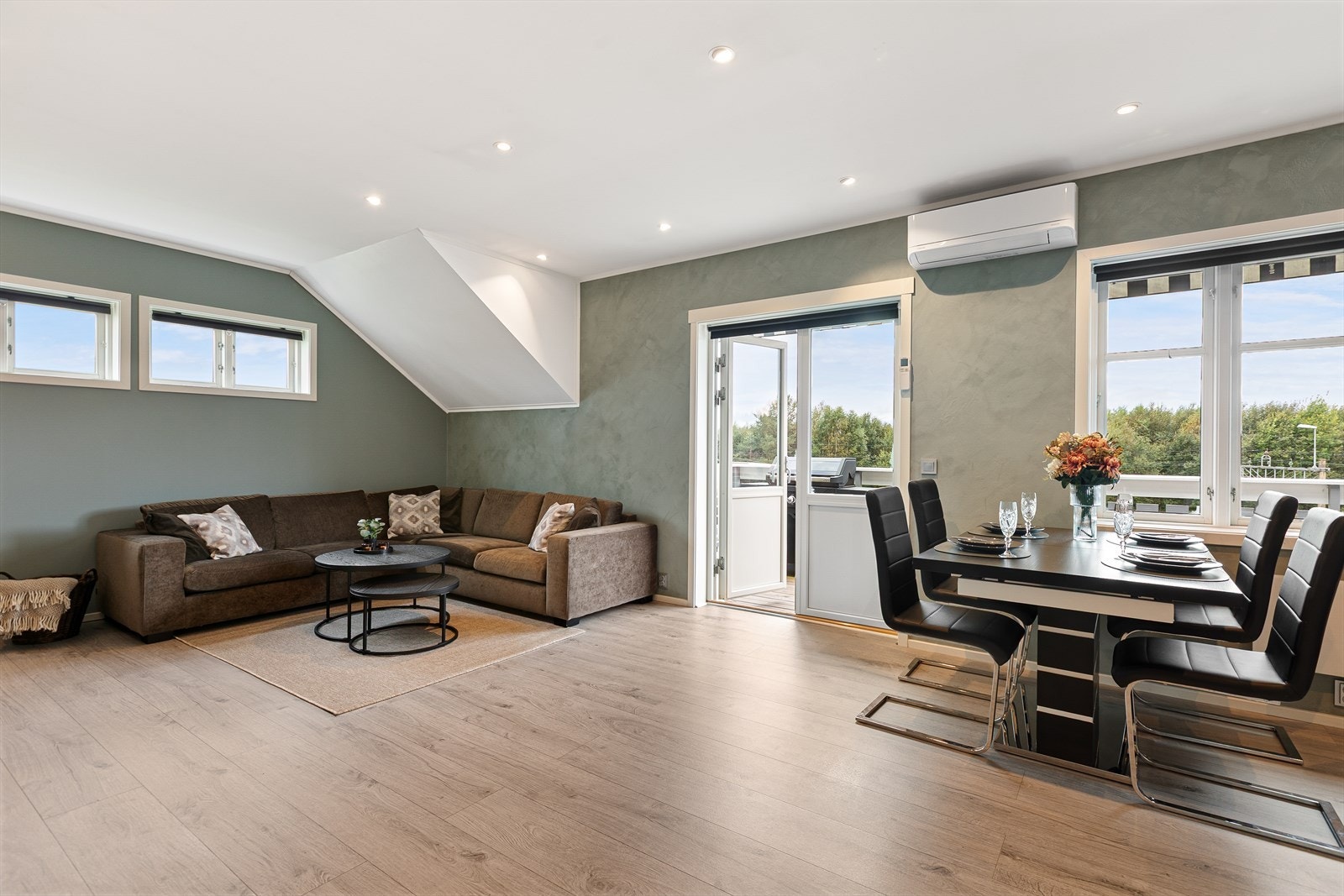 Den to-fløyede balkongdøren, ny i 2020, åpner opp stuen mot uteområdet. Galleribilde