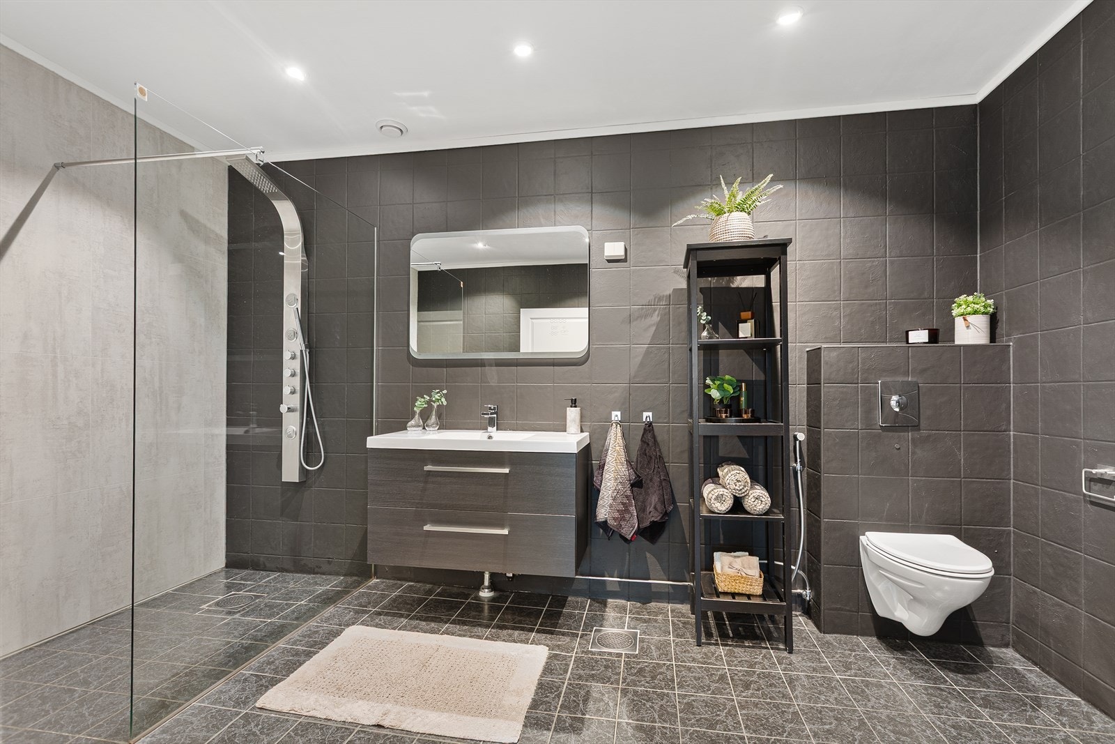 Her på badet er det flislagt gulv med elektriske varmekabler for god komfort. Galleribilde