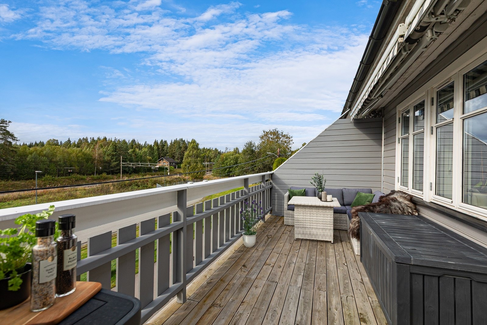 Terrassen er bygget med impregnerte terrassebord og har et solid trerekkverk. Galleribilde
