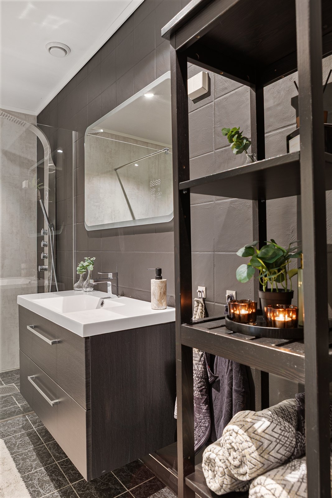 Innredningen har en nedfelt servant, og rommet er utstyrt med mekanisk avtrekk. Galleribilde