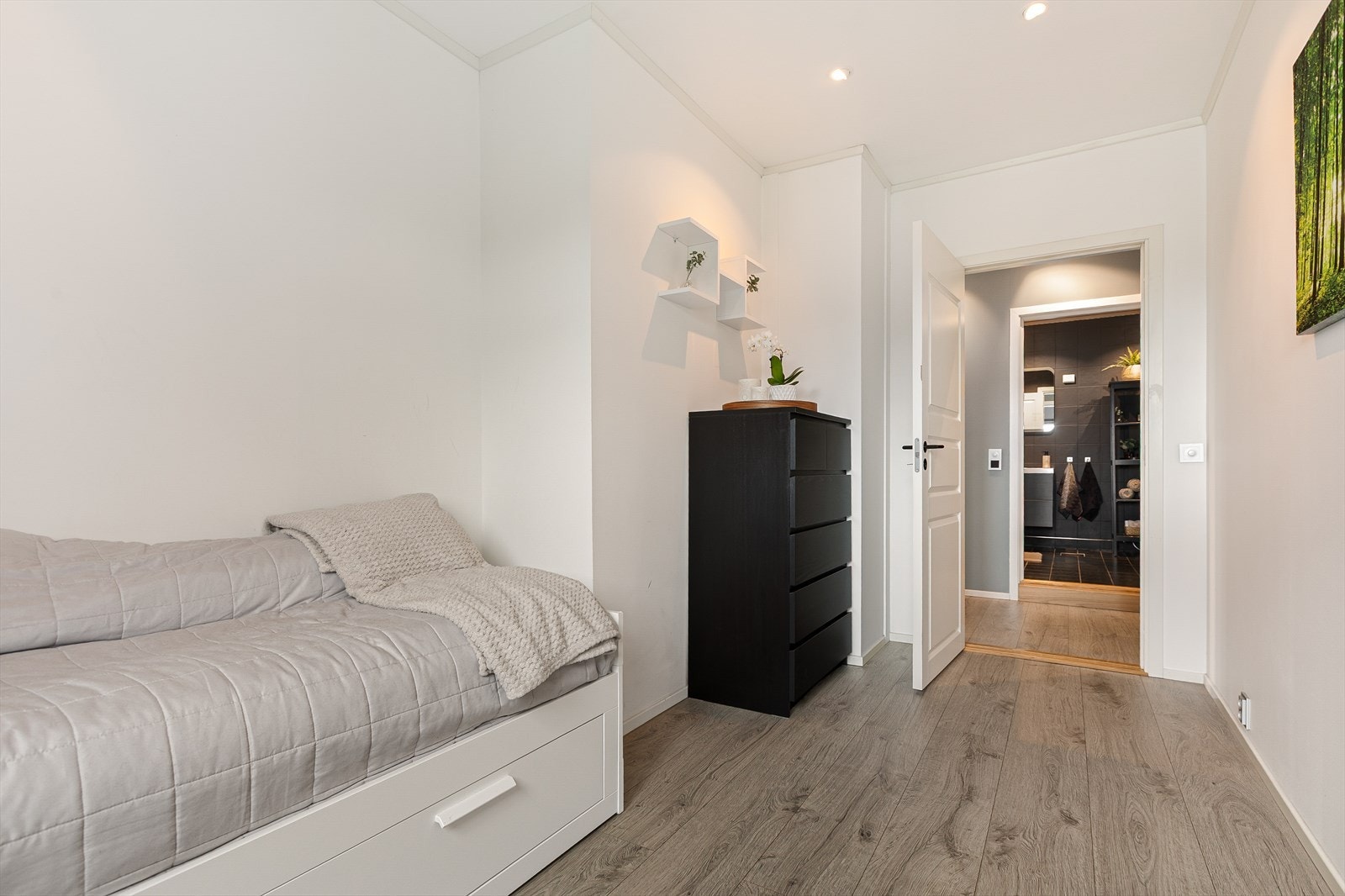 Som resten av leiligheten har rommet laminat på gulvet og malte overflater. Galleribilde