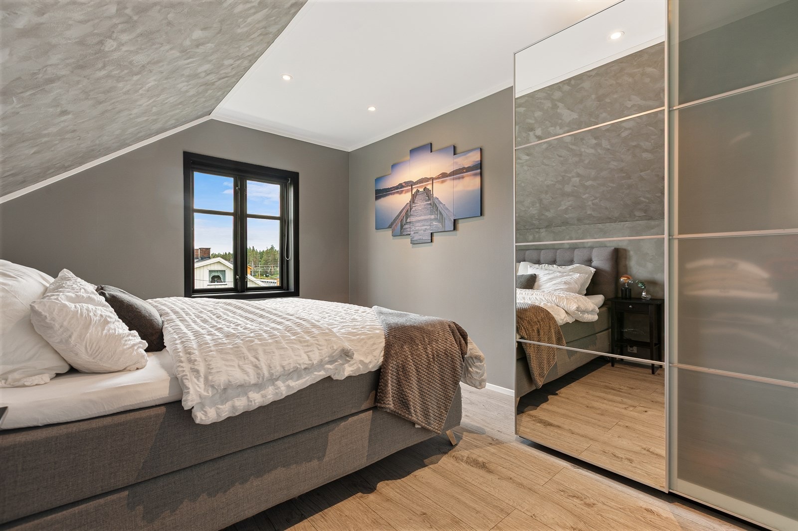 Rommet er utstyrt med en romslig garderobeløsning for effektiv oppbevaring. Galleribilde