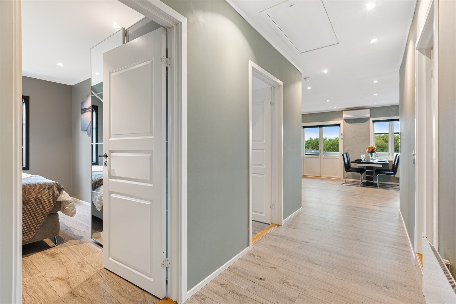 Herfra er det tilgang til leilighetens to soverom og bad. Galleribilde