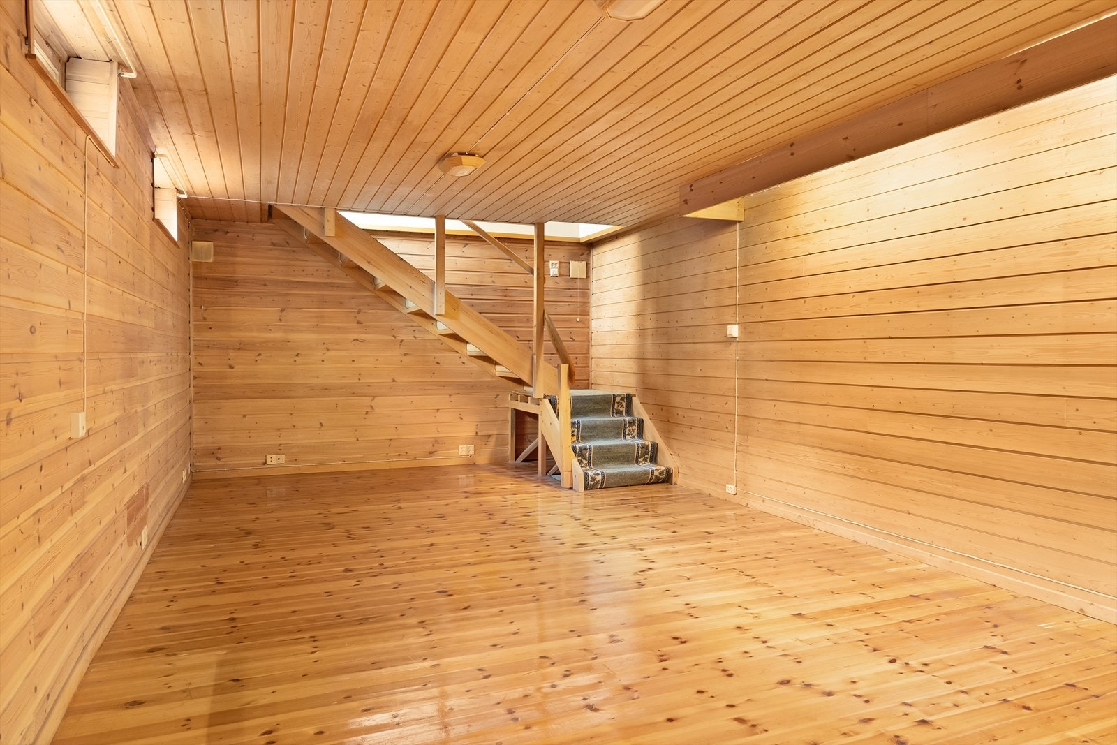 Boligen har også en kjelleretasje bestående av kjellerstue og flere romslige rom Galleribilde