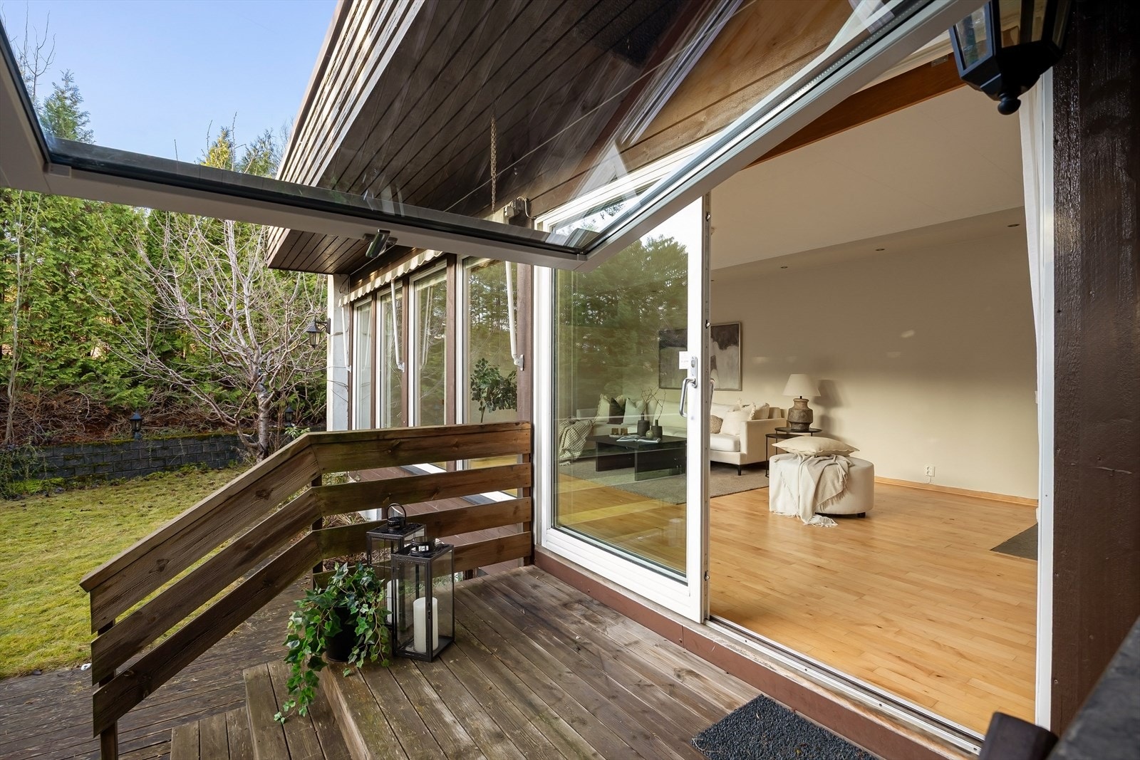 Elektriske markiser montert å begge vegger mot hage Galleribilde