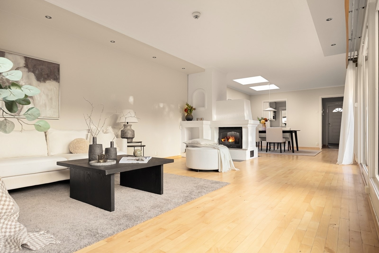 Her får du en lys og luftig stue med gode innredningsmuligheter Galleribilde