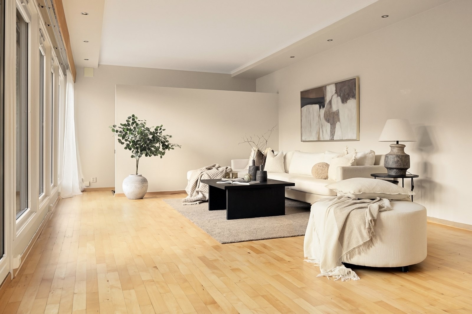 I stue er det rikelig med naturlig lysinnslipp fra store vindusflater Galleribilde