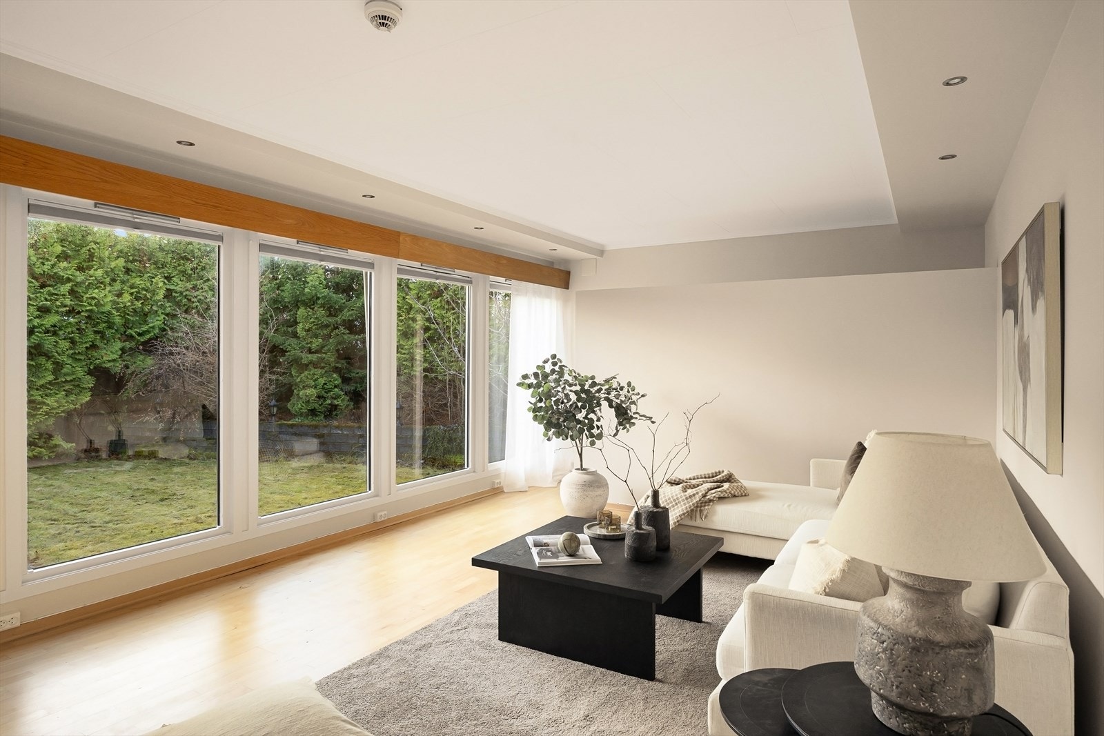 I stue er det god plass til flere sittegrupper og soner Galleribilde