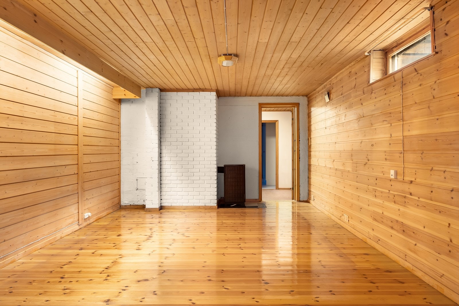 Disponibelt rom som i dag benyttes som kjellerstue oppfyller ikke kravene som stilles til rom for varig opphold, og er ikke tillatt benyttet som kjellerstue. Galleribilde