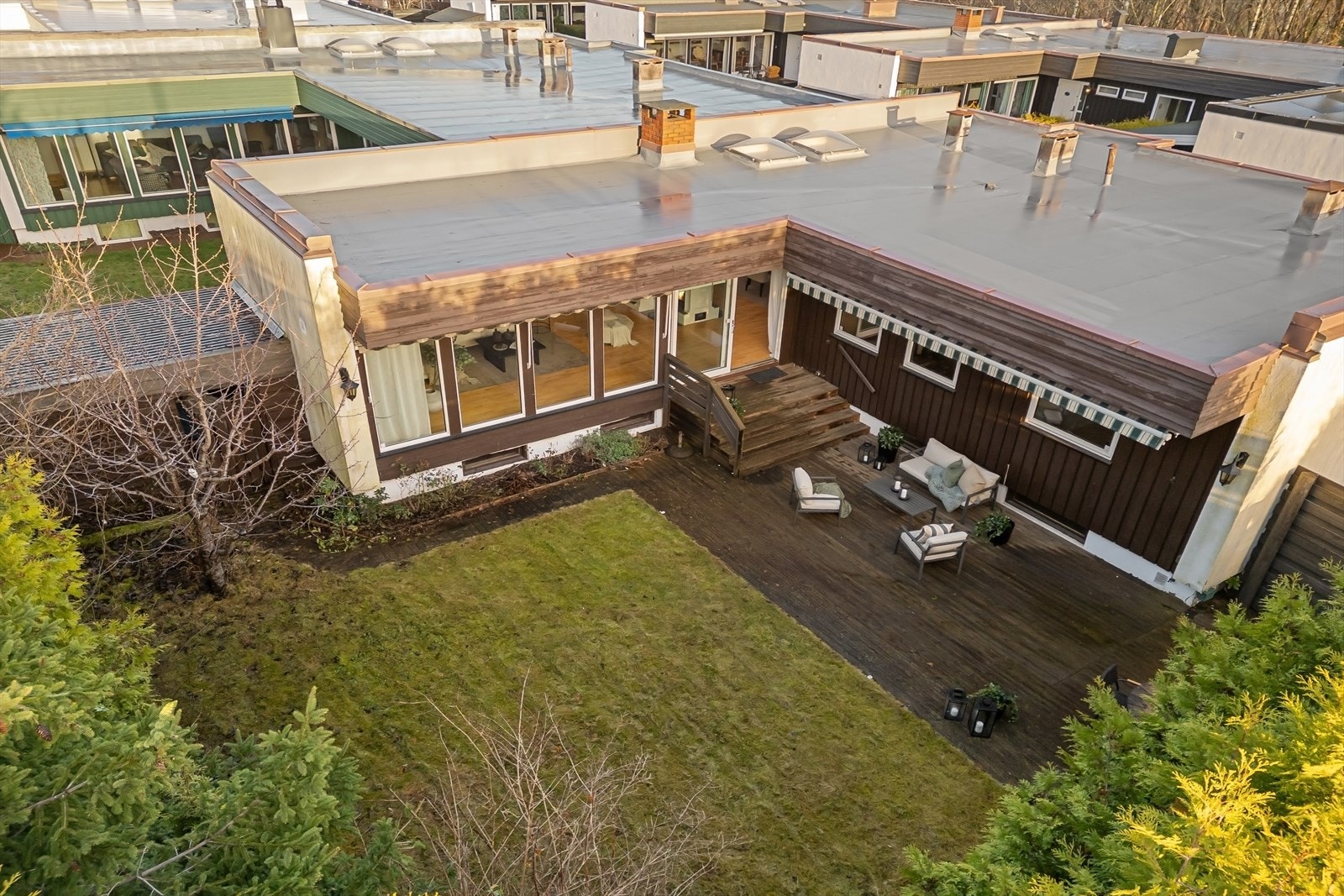 Her får kjøper gleden av rolige og skjermede omgivelser, solrike uteplasser og hage, familievennlig planløsning og stort potensiale Galleribilde