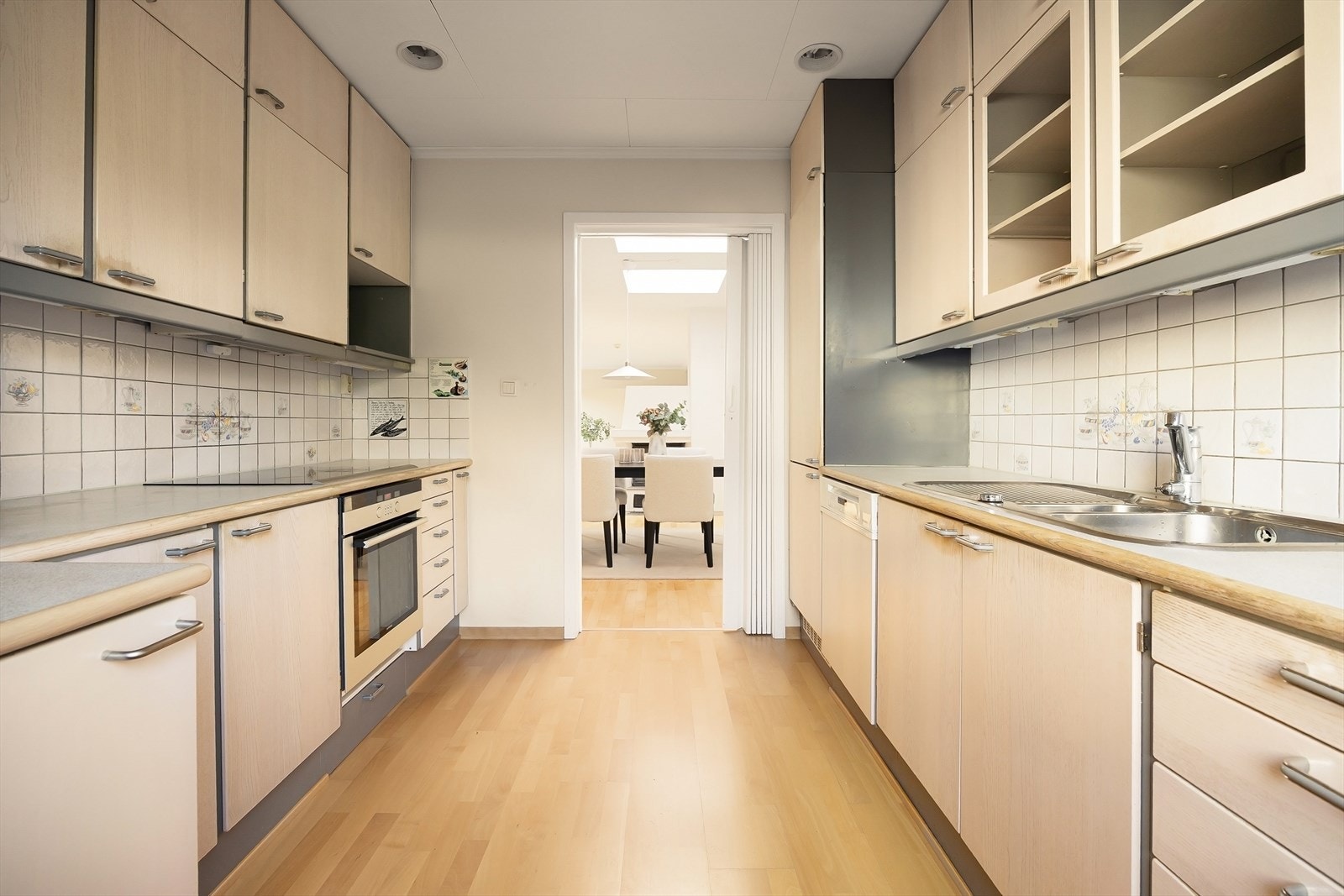 Romslig kjøkken med mye skap- og benkeplass Galleribilde