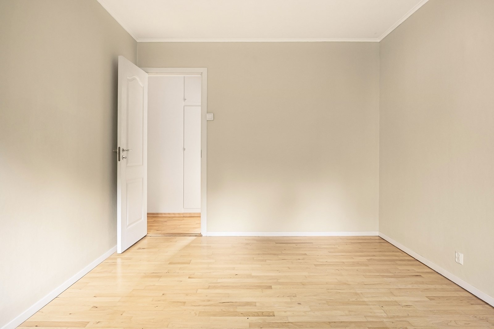 Soverom II | Rommet er av fin størrelse med plass til seng, tilhørende nattbord og garderobeskap Galleribilde