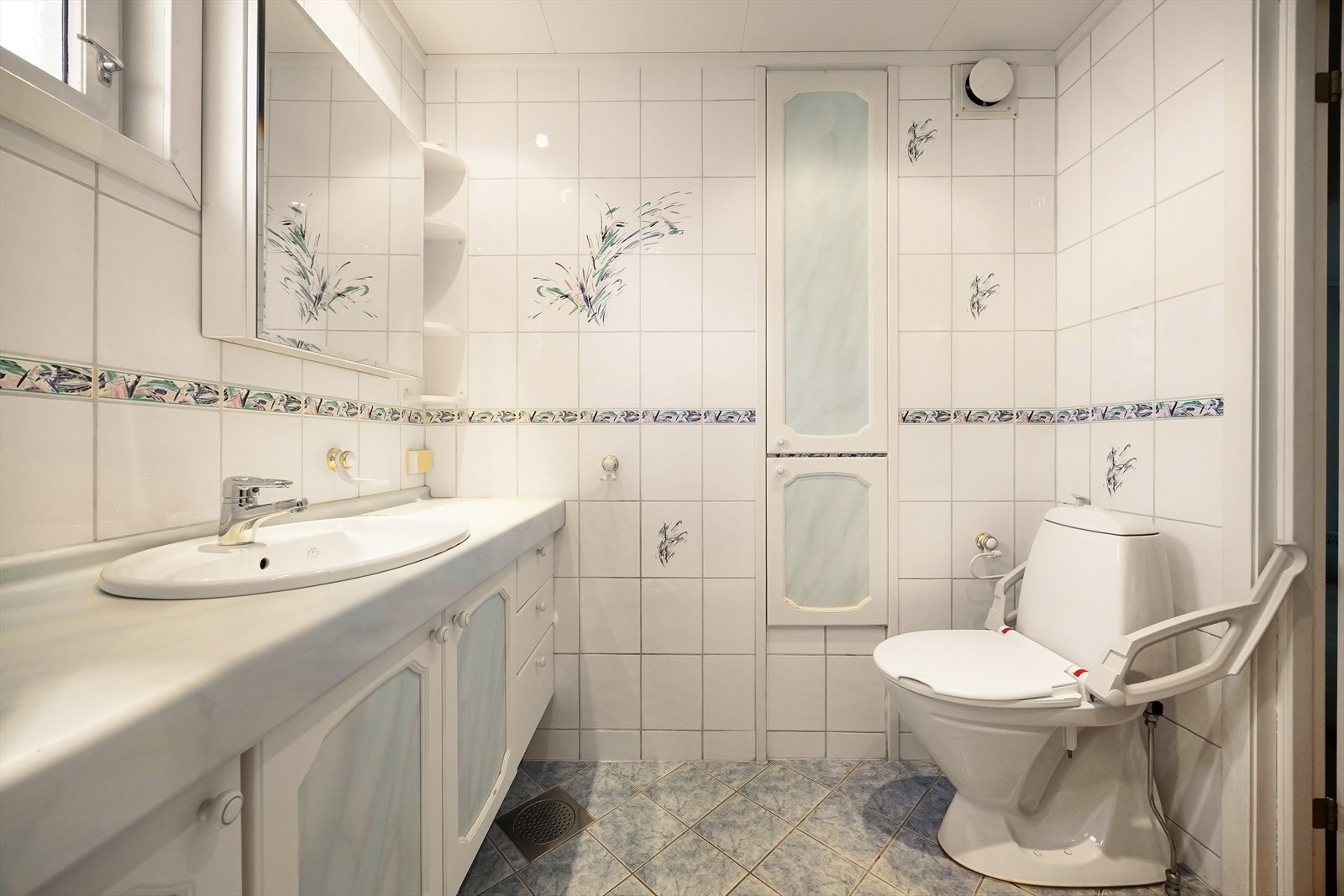 Lyst bad innredet med dusj, toalett og servant med innredning Galleribilde