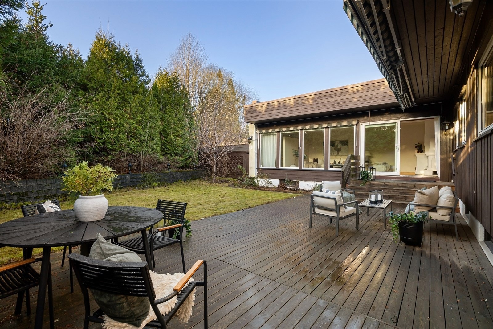 En innholdsrik og velholdt enebolig med skjermet og solrik hage Galleribilde