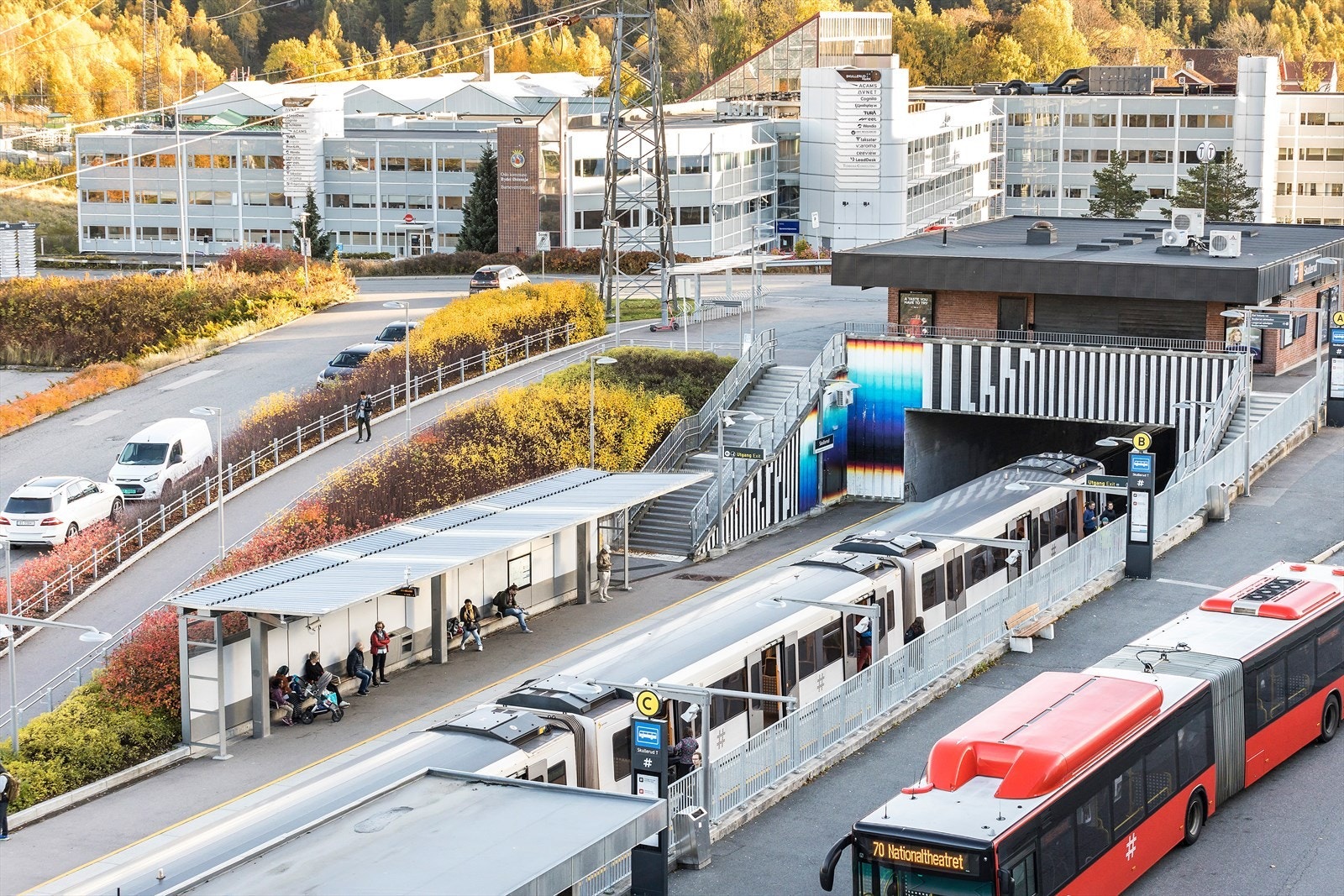Kort vei til T-bane og flere bussforbindelser på Skullerud. Galleribilde