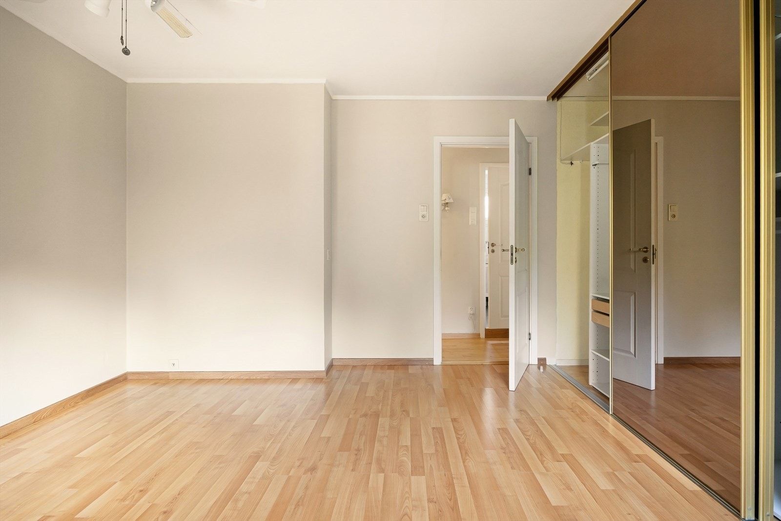 Godt med oppbevaringsplass i skyvedørsskap Galleribilde