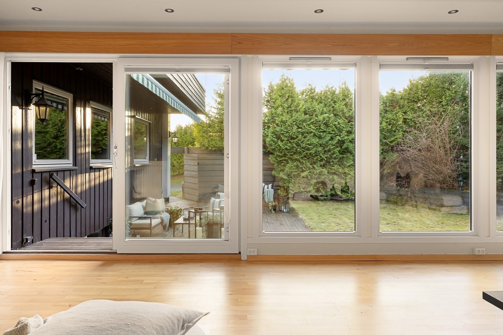 Fra stuen er det adkomst til en flott hage og uteplass Galleribilde