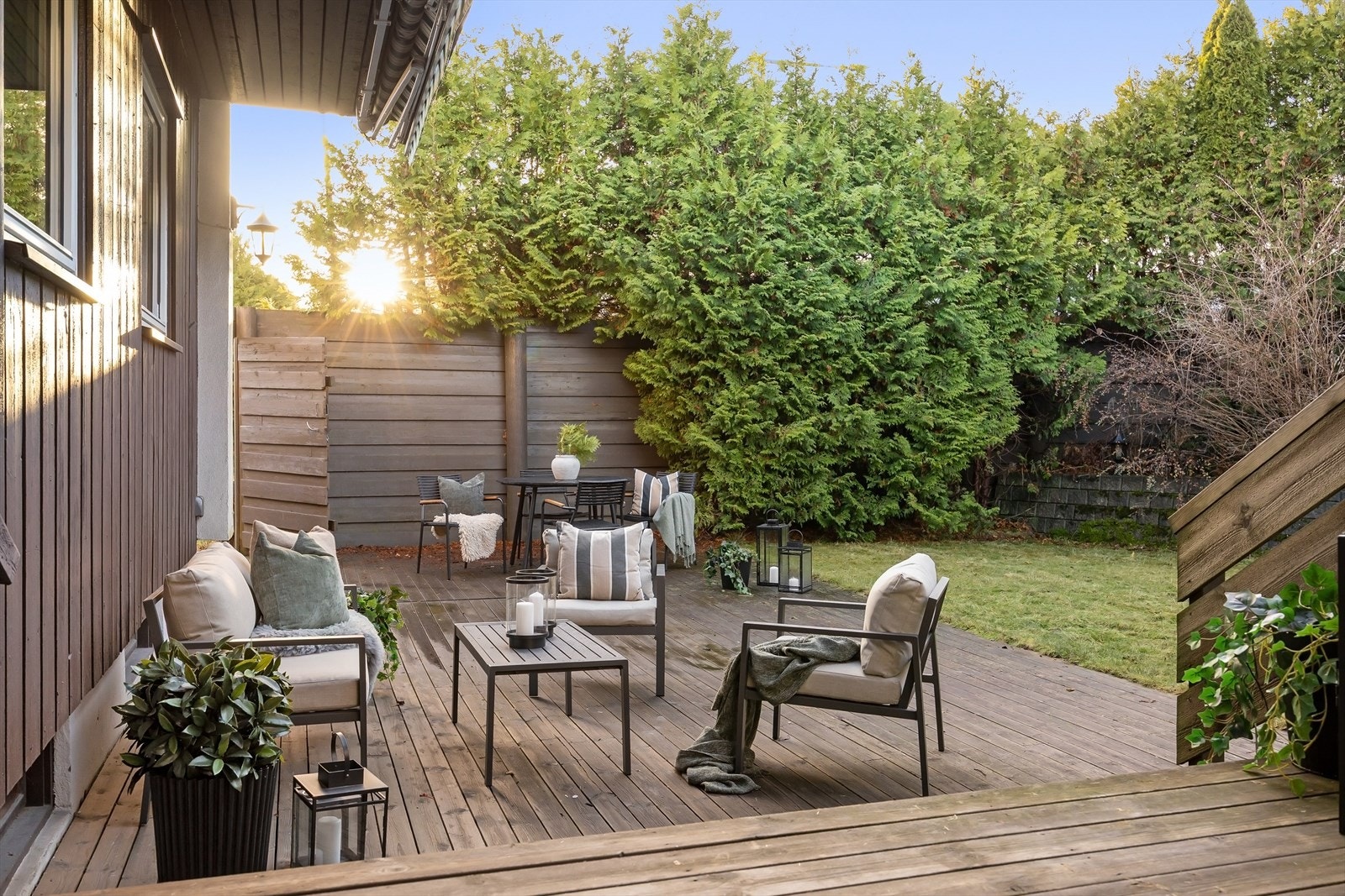 Stor uteplass og hage med svært gode solforhold Galleribilde