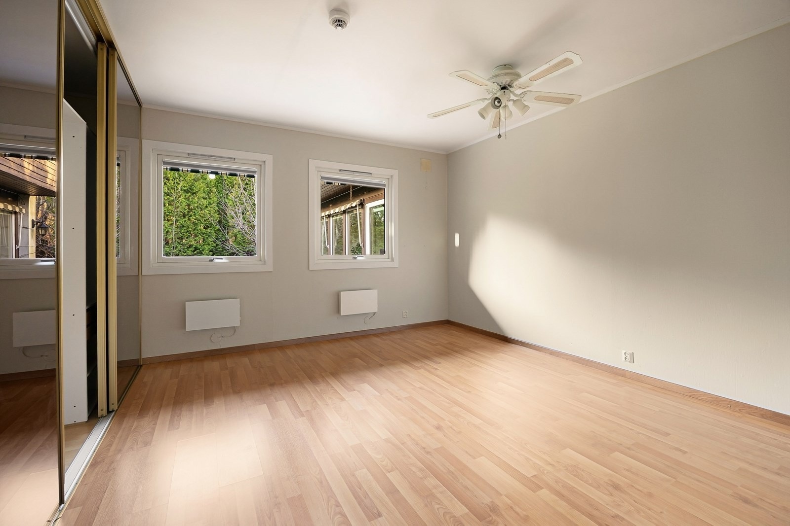 Hovedsoverommet er av god størrelse med plass til stor dobbeltseng Galleribilde