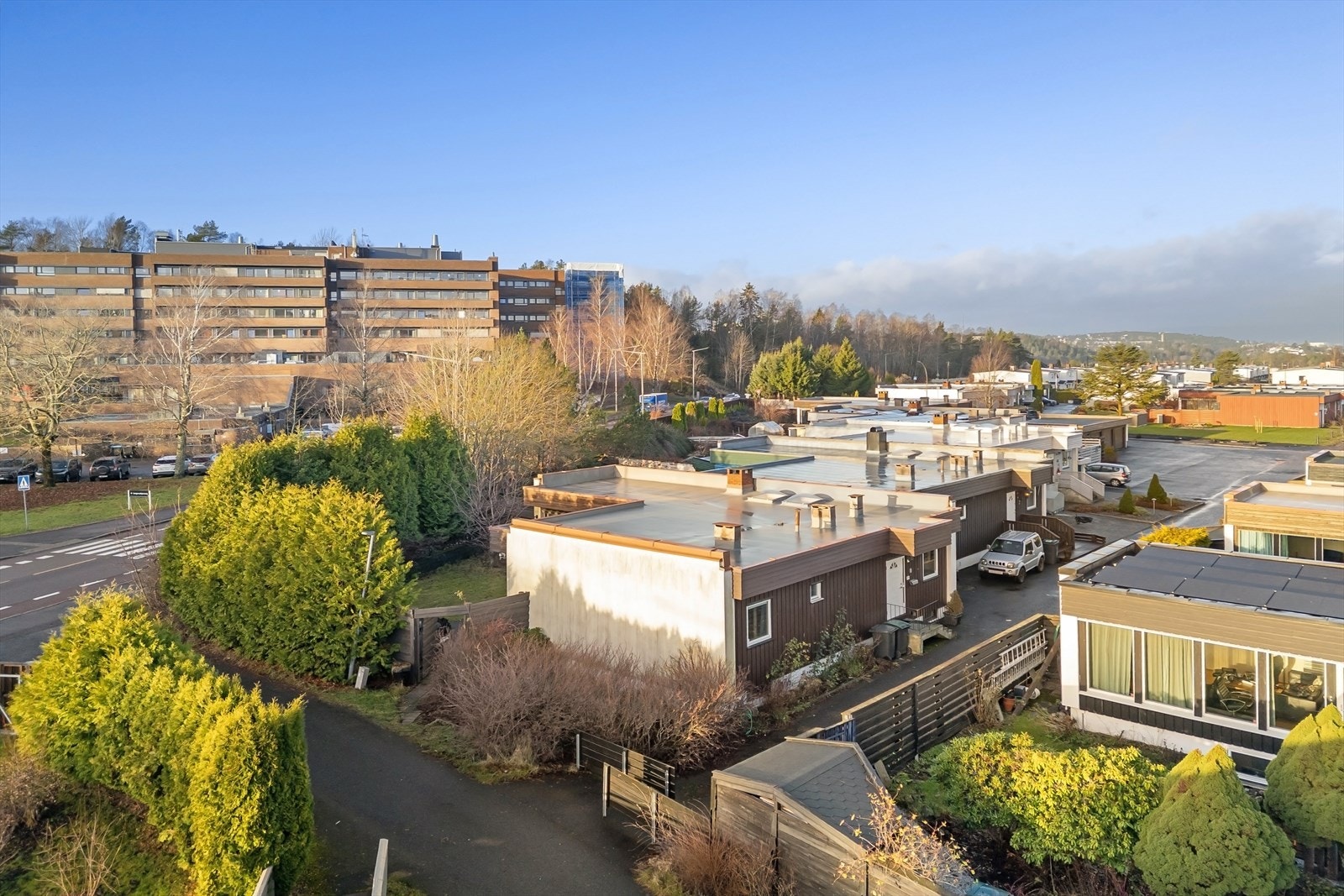 Boligen har medfølgende garasje i rekke og biloppstillingsplass Galleribilde