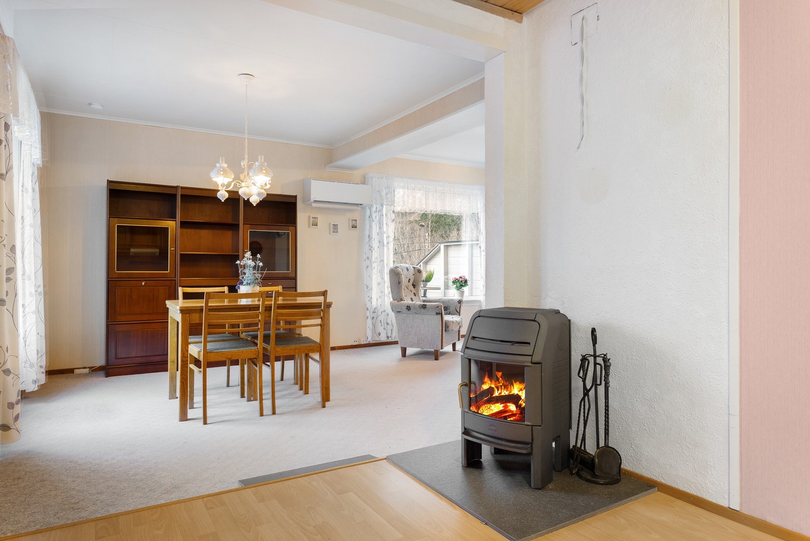 Det er montert både varmepumpe og peisovn i stuen Galleribilde