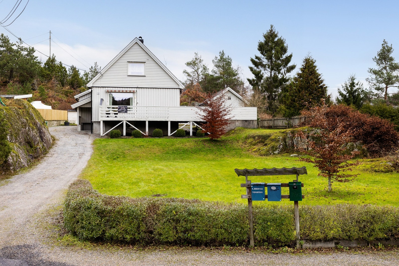 Eiendommen har en fin beliggenhet i Langangen - et rolig og barnevennlig område med flotte uteområder, nærhet til vannet, Langangsfjorden og skjærgården. Galleribilde