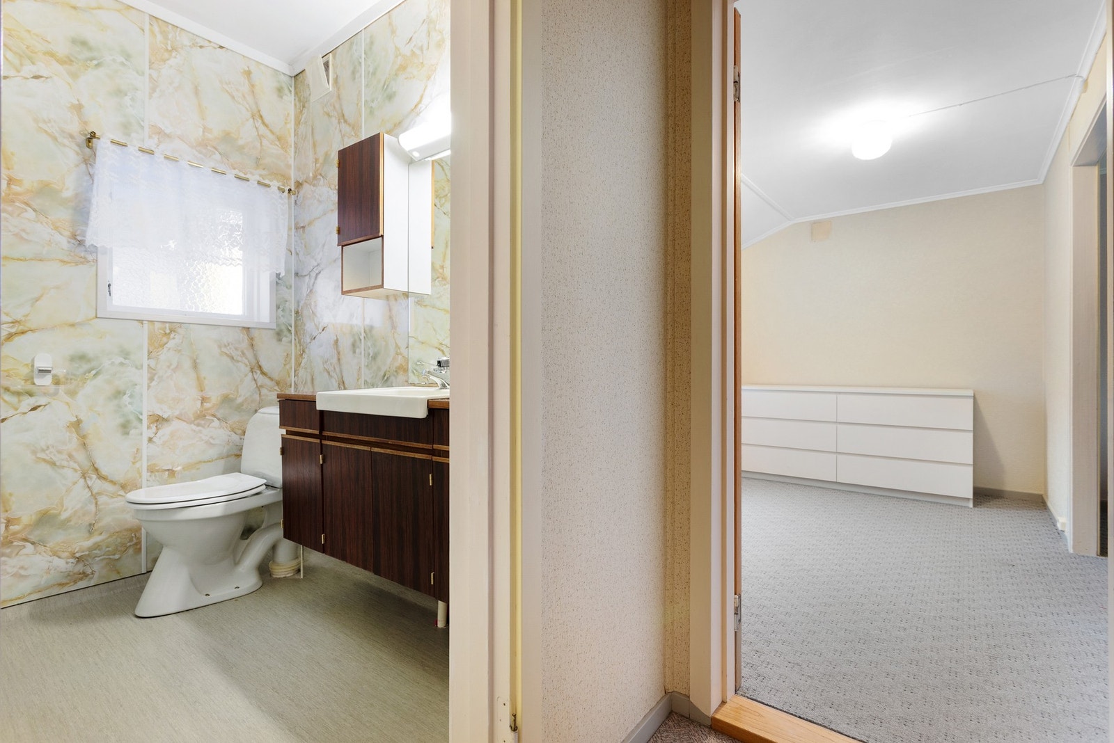 Det er belegg på gulvflater og våtromsplater på vegger. Galleribilde