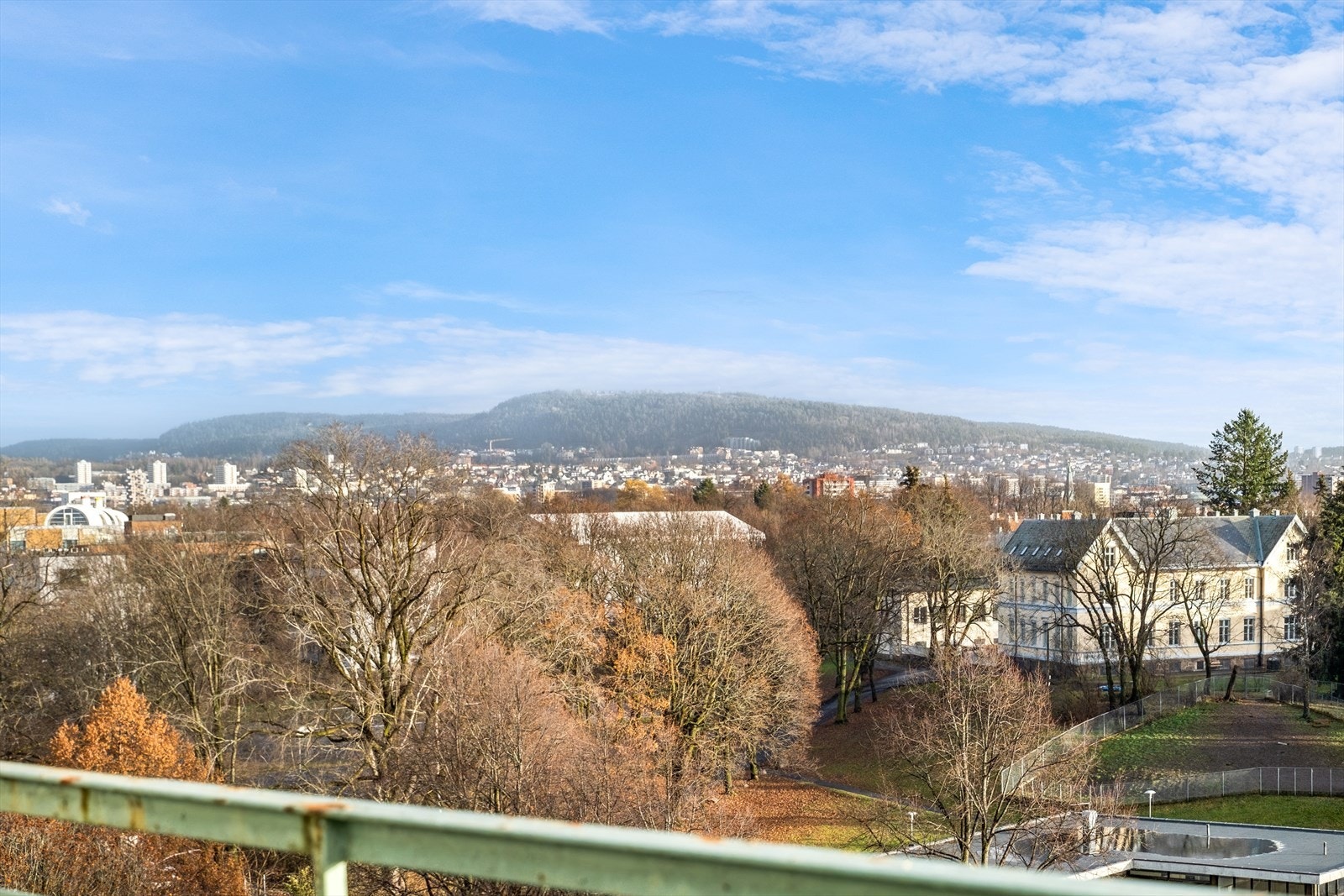 Leiligheten byr på hele 46 kvm uteplass fordelt på to takterrasser vendt mot øst og vest, her kan du nyte solen fra morgen til kveld. Galleribilde