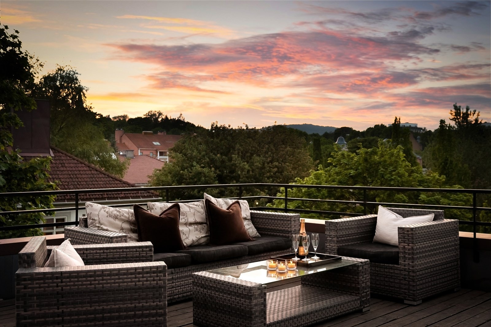 Felles takterrasse i 5.etg for beboerne. Her er det flere sittegrupper. Galleribilde