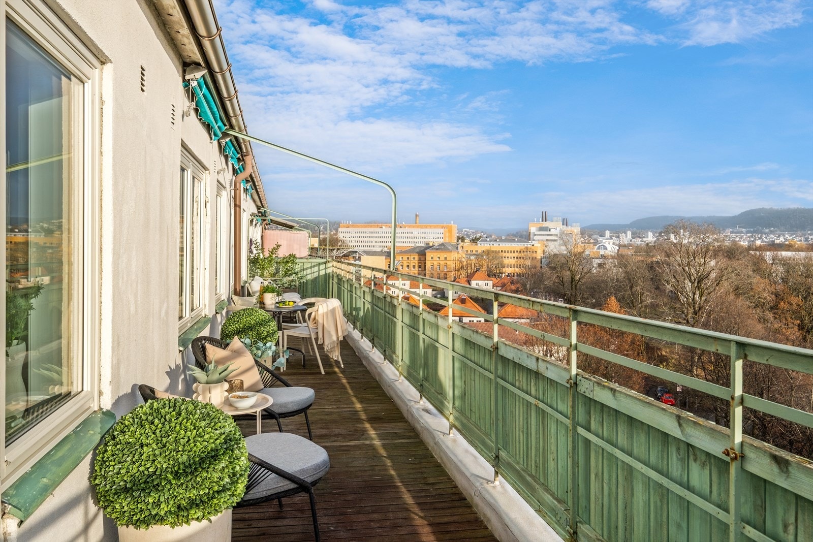 Høyt og fritt på attraktive Adamstuen ligger denne unike ende- og toppleiligheten med storslått utsikt og gjennomgående planløsning. Galleribilde