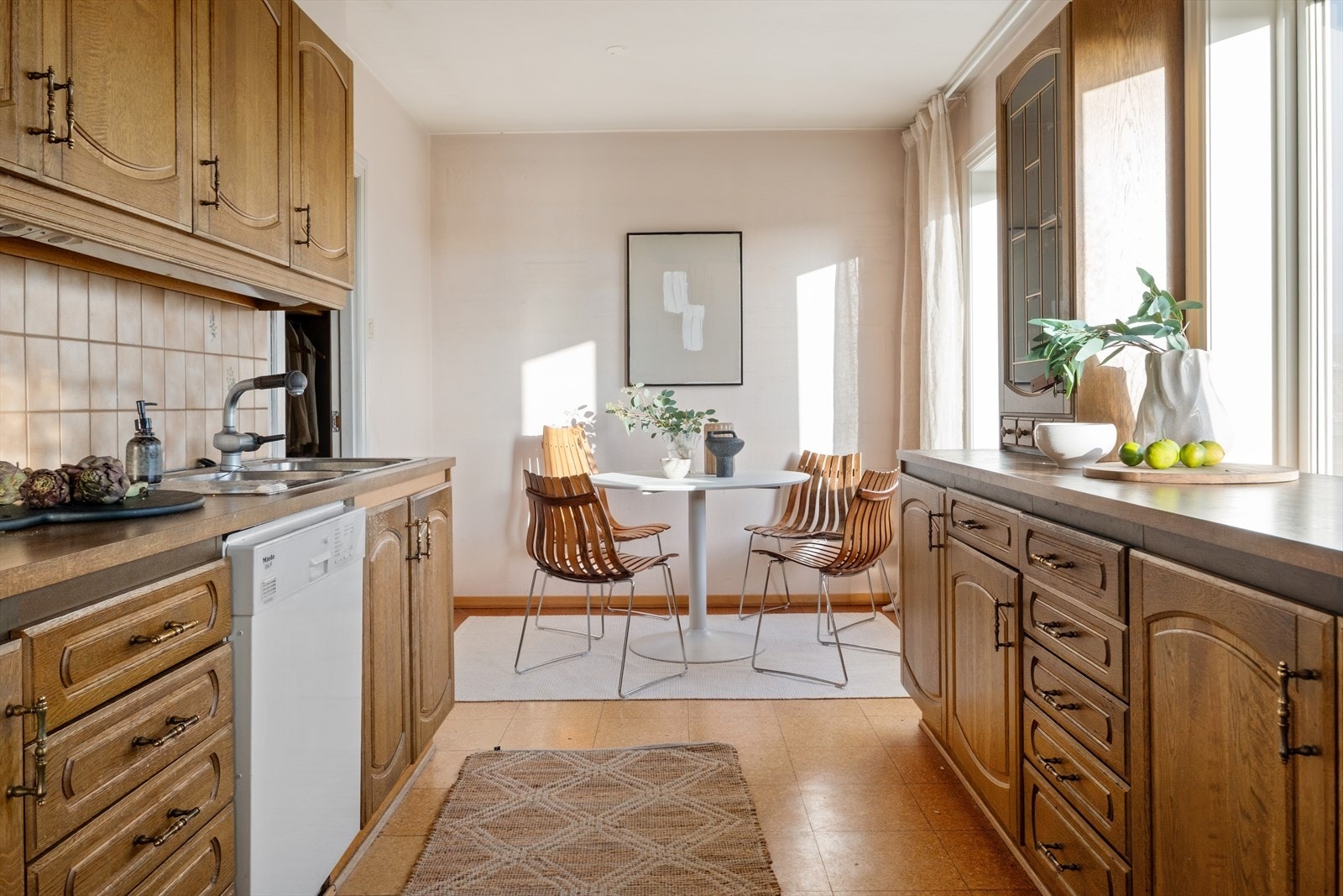 Kjøkkenet gir også plass til spiseplass. Galleribilde