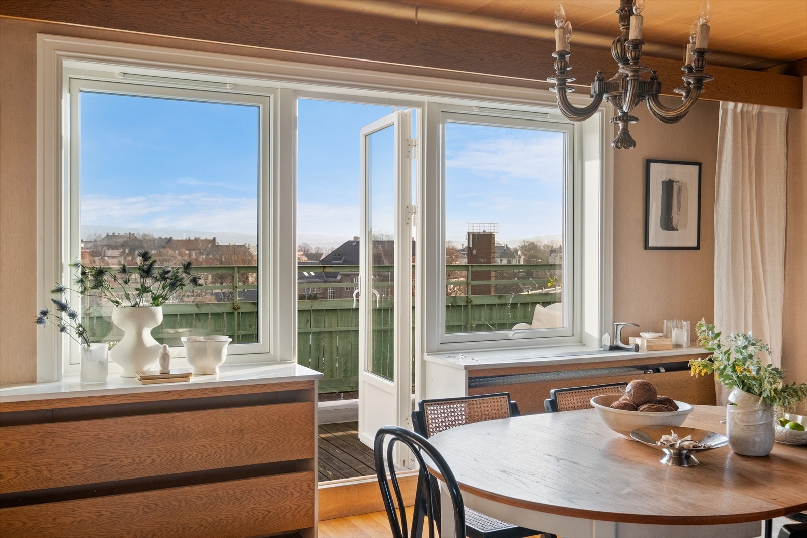 Fra spisestue er direkte adkomst til en av leilighetens terrasser. Galleribilde