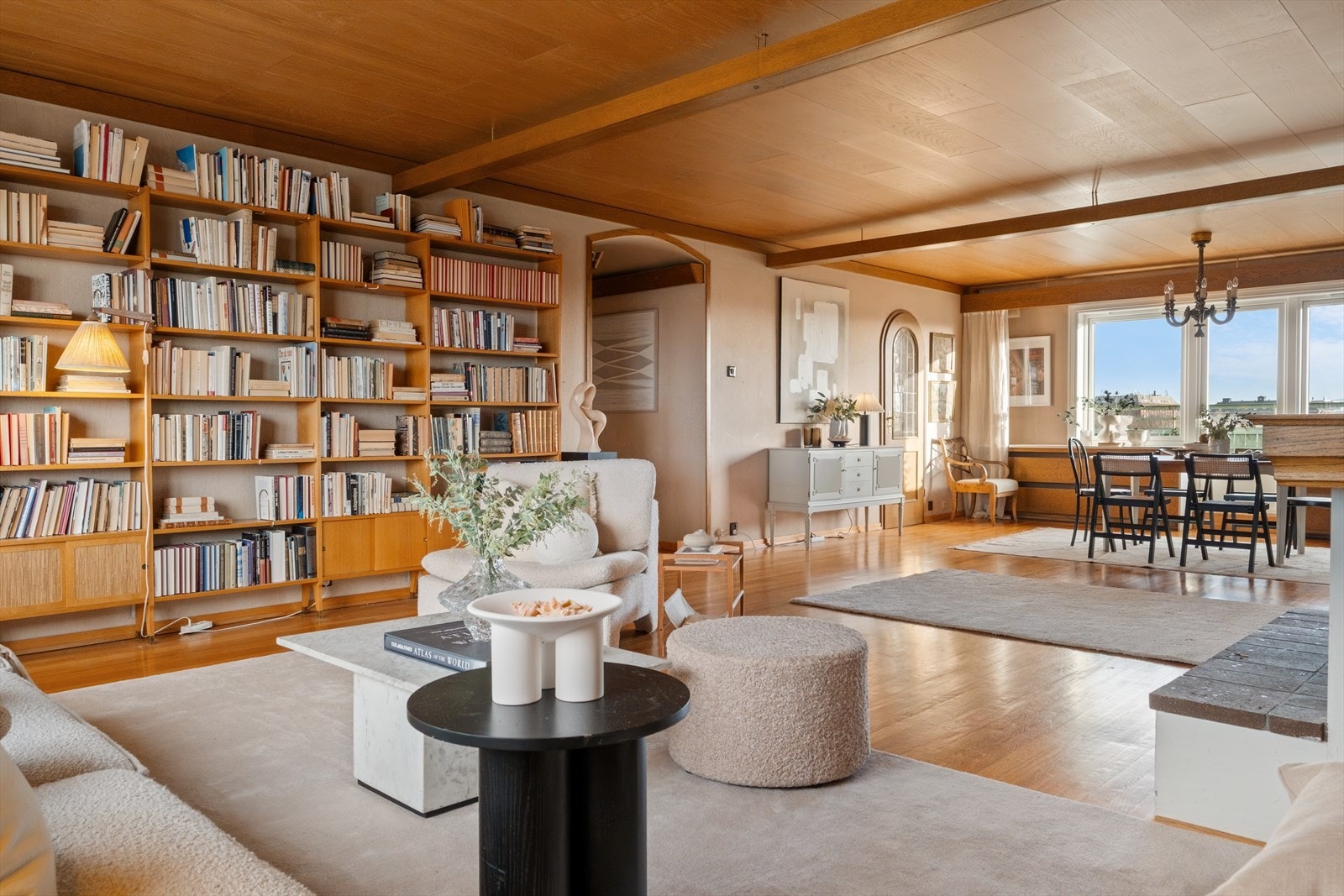 Rommet har et karakteristisk trepanel i himlingen og en god planløsning som gir plass til flere møbleringsmuligheter og sosiale soner. Galleribilde