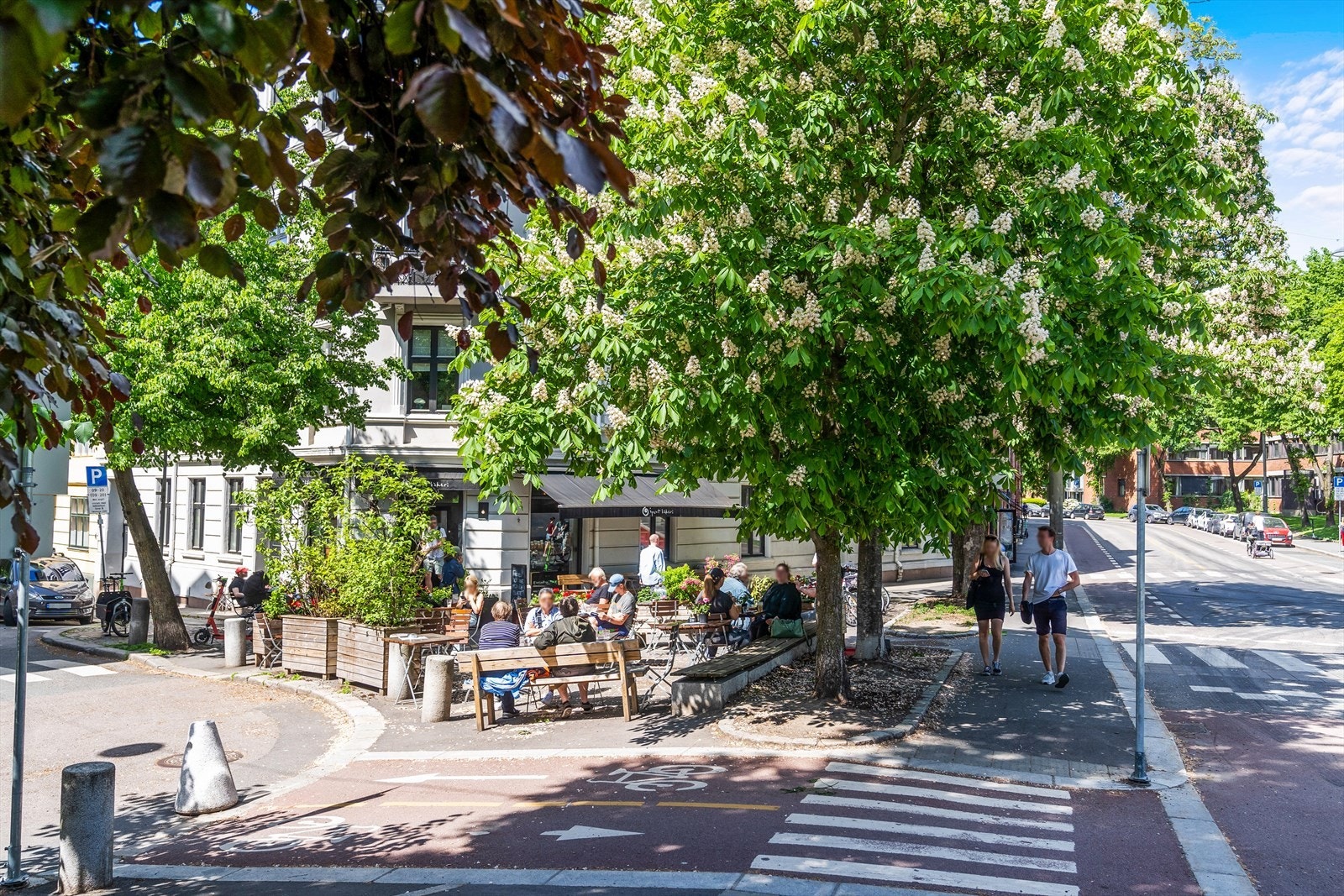 Ingenting slår å tusle i et par minutter for å ta seg en frokost og byens beste kaffe nede på Åpent Bakeri om sommeren. Den ligger rett ved Idioten, som er en nydelig skjermet park med fotballbane og gress. Galleribilde