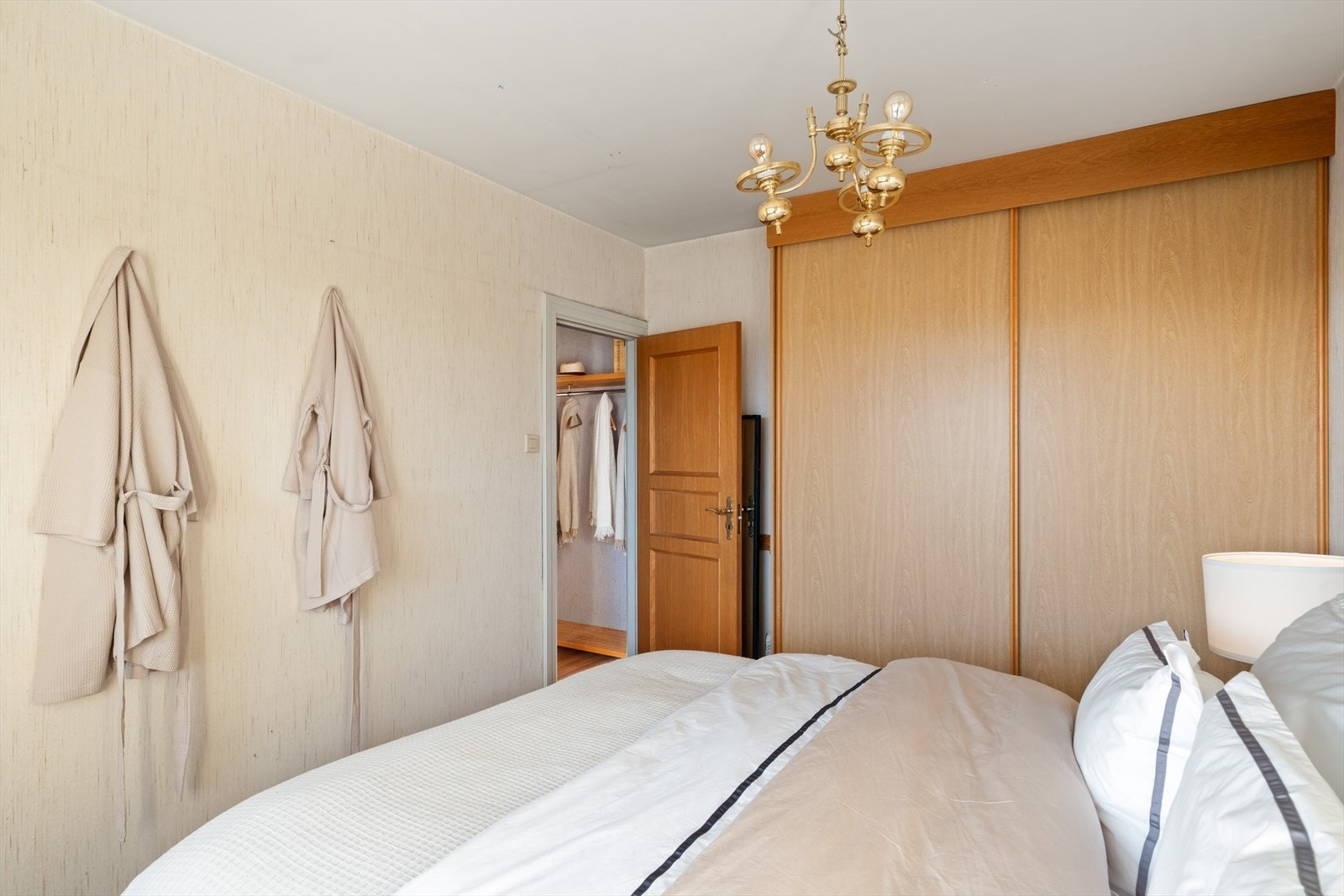 Stor garderobe med skyvedører. Galleribilde