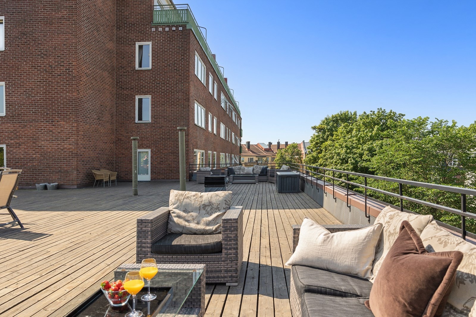 Takterrassen har flere sittegrupper som beboerne kan benytte seg av. Galleribilde